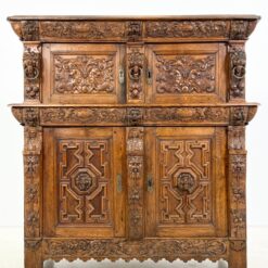 Ąžuolinė drožinėta XIX a. pradžios keturių durų komoda 57×125,5×131,5 cm