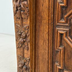 Ąžuolinė drožinėta XIX a. pradžios keturių durų komoda 57×125,5×131,5 cm