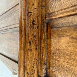 Ąžuolinė drožinėta XIX a. pradžios keturių durų komoda 57×125,5×131,5 cm