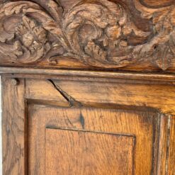 Ąžuolinė drožinėta XIX a. pradžios keturių durų komoda 57×125,5×131,5 cm