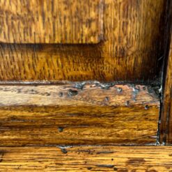 Ąžuolinė drožinėta XIX a. pradžios keturių durų komoda 57×125,5×131,5 cm