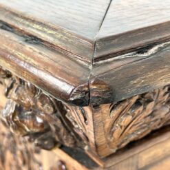 Ąžuolinė drožinėta XIX a. pradžios keturių durų komoda 57×125,5×131,5 cm