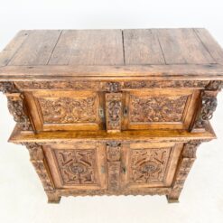 Ąžuolinė drožinėta XIX a. pradžios keturių durų komoda 57×125,5×131,5 cm