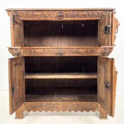 Ąžuolinė drožinėta XIX a. pradžios keturių durų komoda 57×125,5×131,5 cm