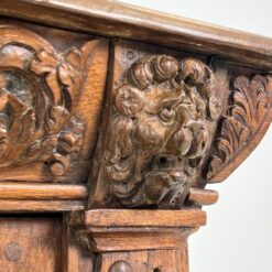 Ąžuolinė drožinėta XIX a. pradžios keturių durų komoda 57×125,5×131,5 cm