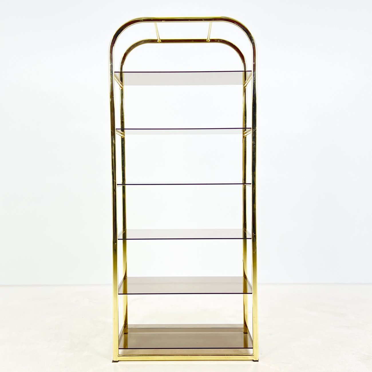 DR0212-lentynos-0 Pastatoma aukso spalvos metalinio rėmo lentyna su stiklu 42,5×76,5×178 cm