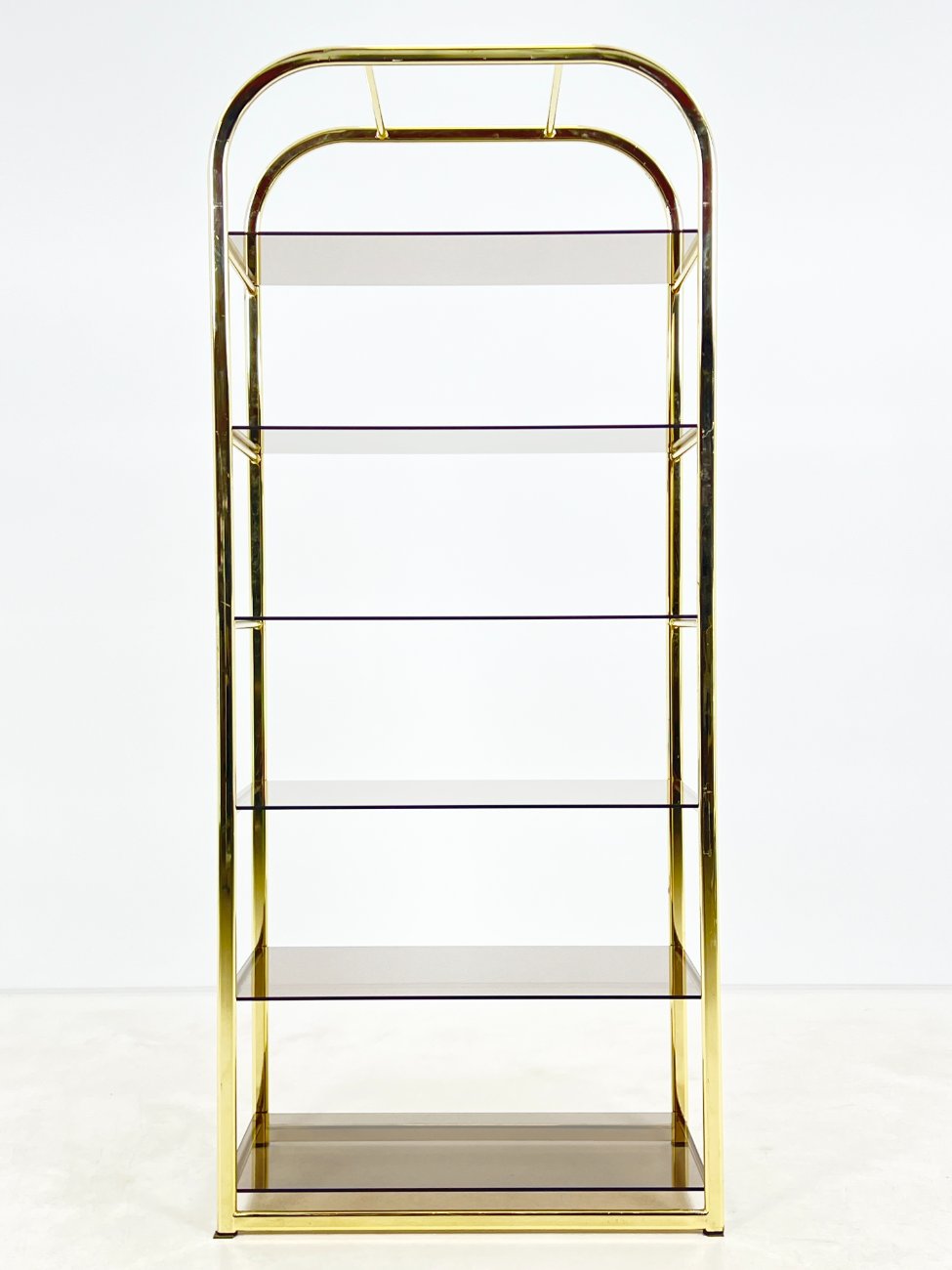 DR0212-lentynos-1 Pastatoma aukso spalvos metalinio rėmo lentyna su stiklu 42,5×76,5×178 cm