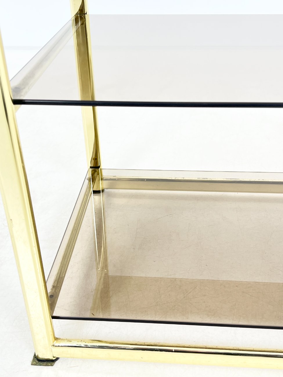 DR0212-lentynos-6 Pastatoma aukso spalvos metalinio rėmo lentyna su stiklu 42,5×76,5×178 cm