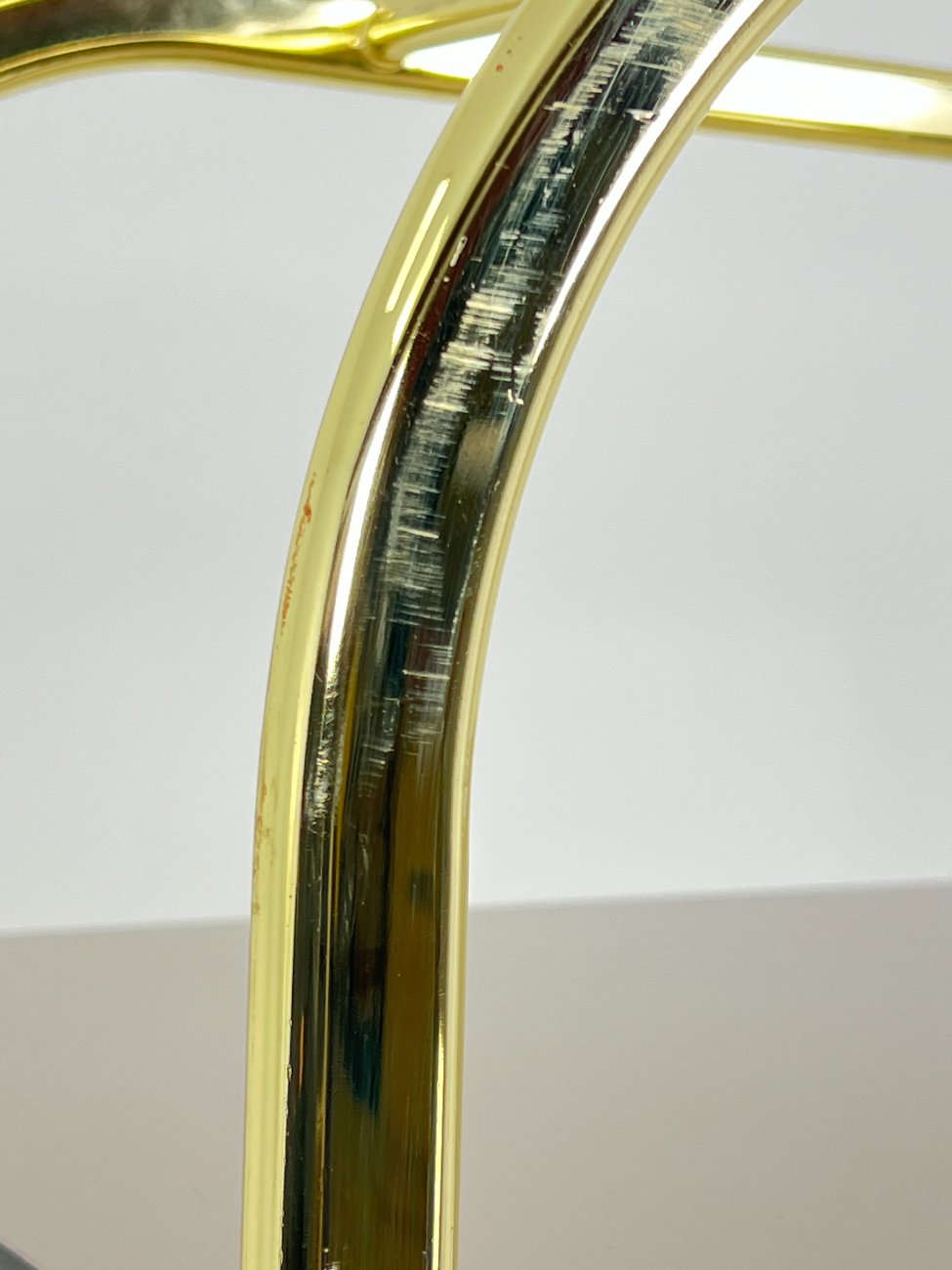 DR0212-lentynos-8 Pastatoma aukso spalvos metalinio rėmo lentyna su stiklu 42,5×76,5×178 cm