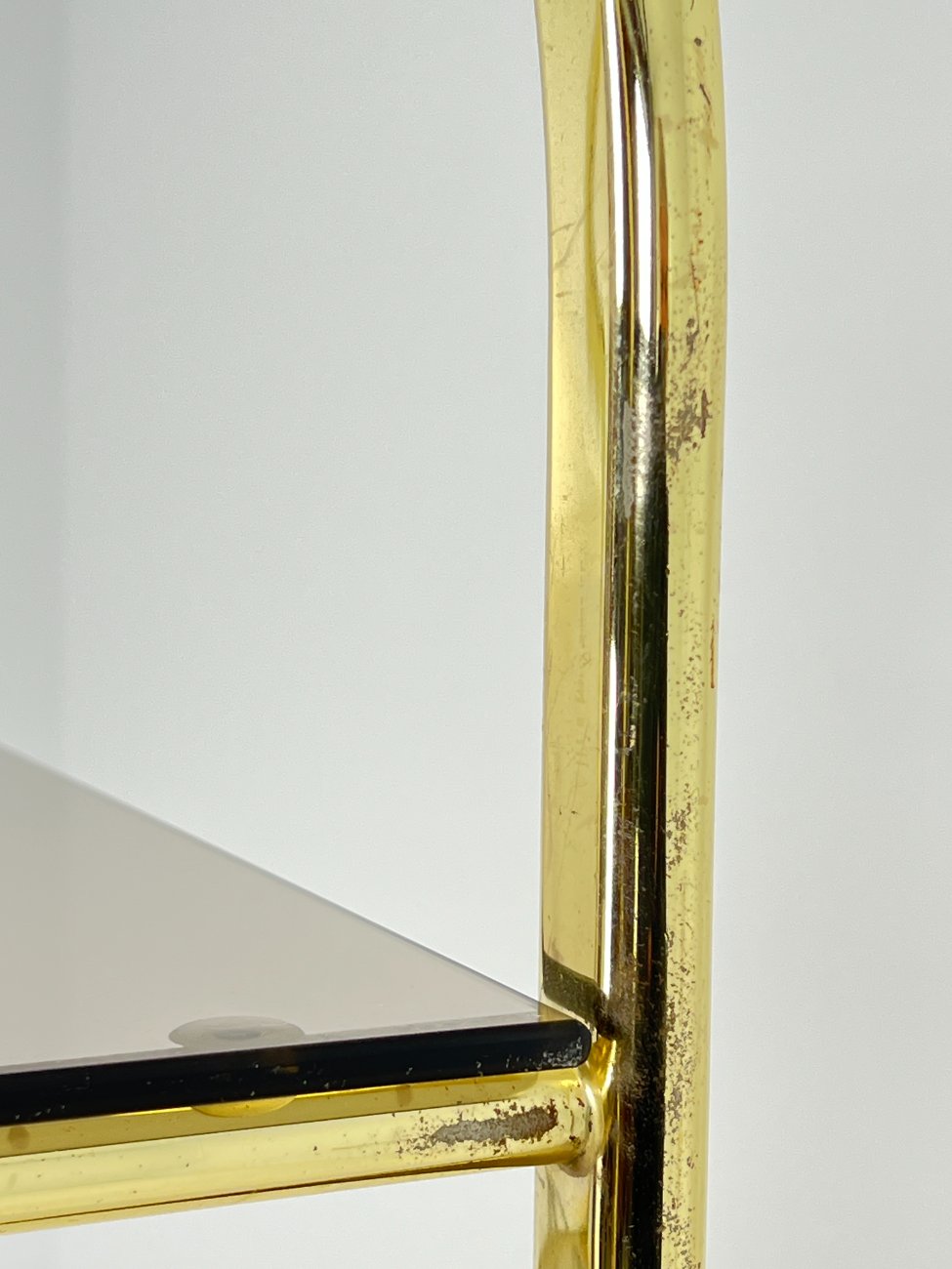 DR0212-lentynos-9 Pastatoma aukso spalvos metalinio rėmo lentyna su stiklu 42,5×76,5×178 cm