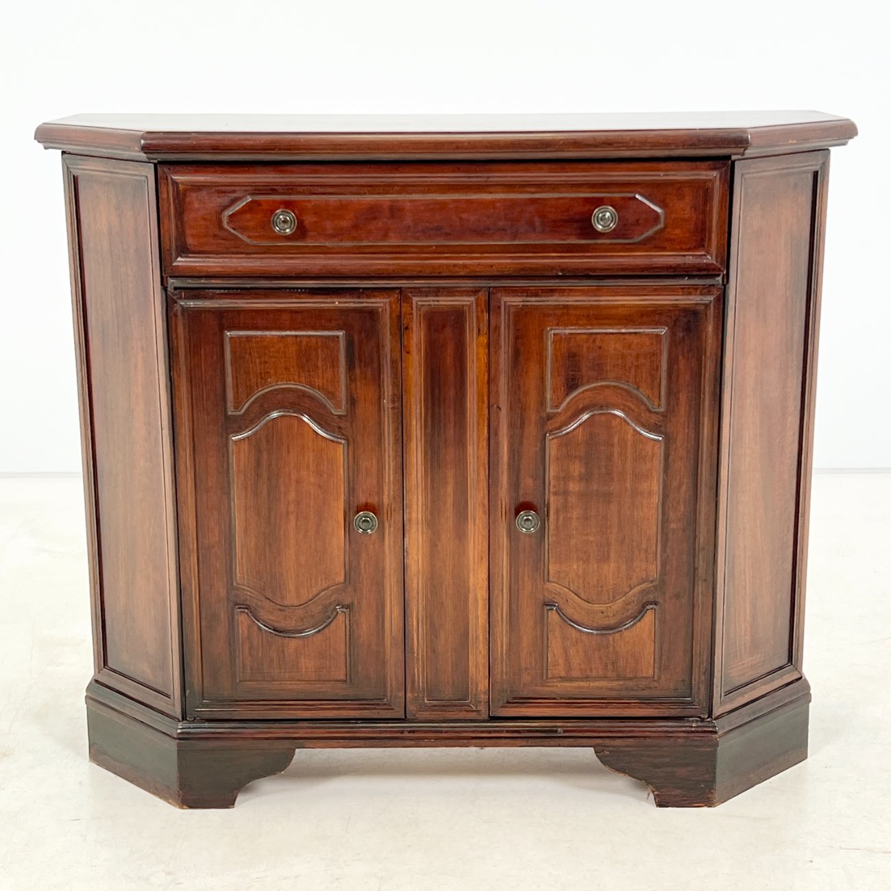 DR0214-komodos-0 Riešutmedžio dviejų durų ir vieno stalčiaus komoda 37x99x83 cm