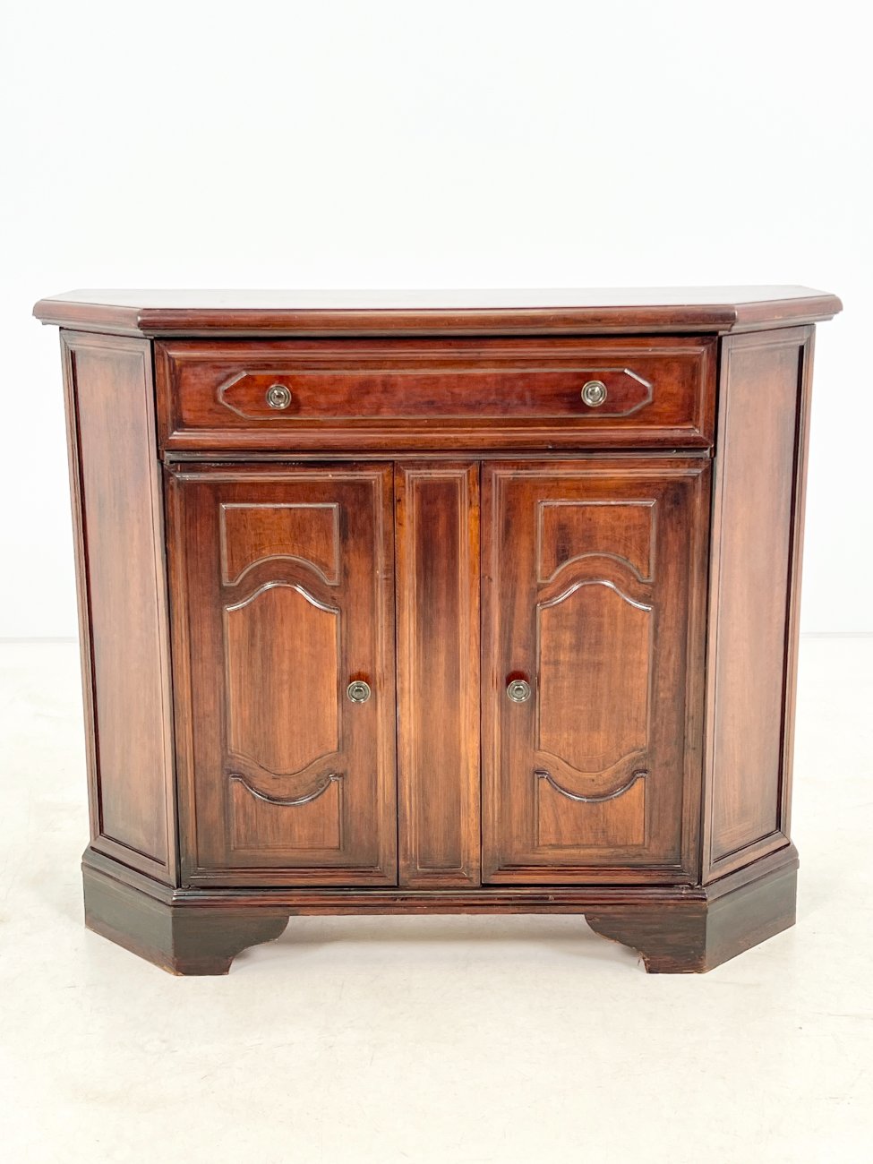 DR0214-komodos-1 Riešutmedžio dviejų durų ir vieno stalčiaus komoda 37x99x83 cm