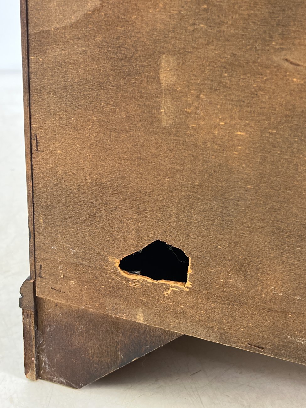 DR0214-komodos-11 Riešutmedžio dviejų durų ir vieno stalčiaus komoda 37x99x83 cm