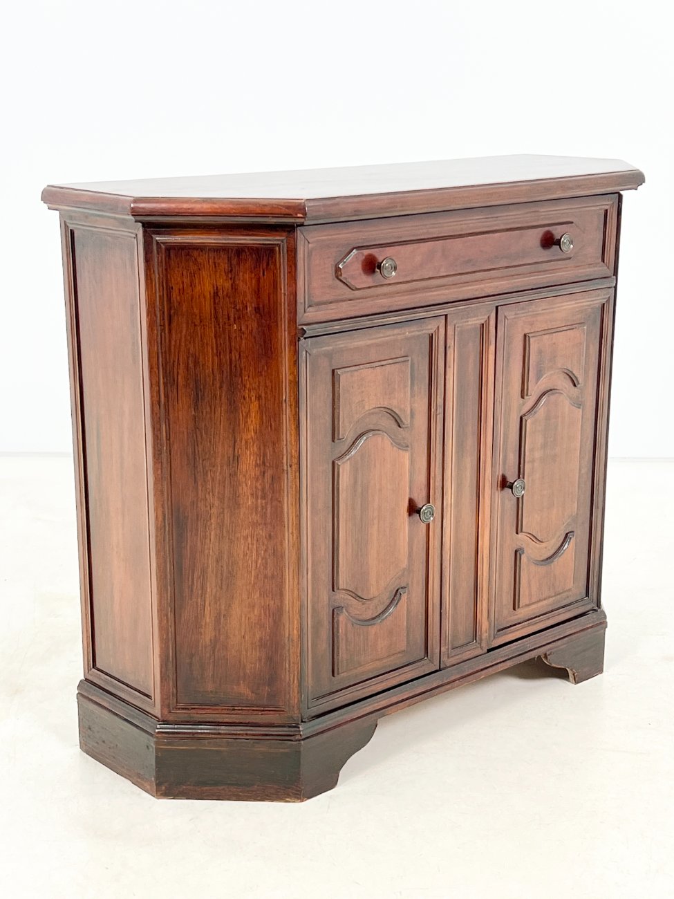 DR0214-komodos-3 Riešutmedžio dviejų durų ir vieno stalčiaus komoda 37x99x83 cm