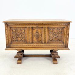 Ąžuolinė drožinėta komoda atveriamomis durimis 45x105,5x69 cm