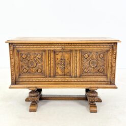 Ąžuolinė drožinėta komoda atveriamomis durimis 45×105,5×69 cm