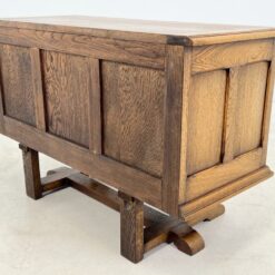 Ąžuolinė drožinėta komoda atveriamomis durimis 45×105,5×69 cm