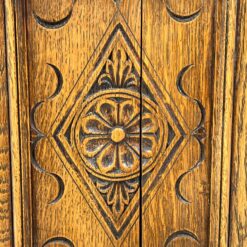 Ąžuolinė drožinėta komoda atveriamomis durimis 45×105,5×69 cm