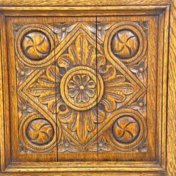 Ąžuolinė drožinėta komoda atveriamomis durimis 45×105,5×69 cm