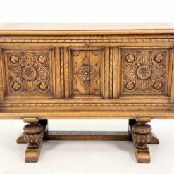 Ąžuolinė drožinėta komoda atveriamomis durimis 45×105,5×69 cm