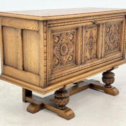 Ąžuolinė drožinėta komoda atveriamomis durimis 45×105,5×69 cm