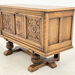 Ąžuolinė drožinėta komoda atveriamomis durimis 45×105,5×69 cm