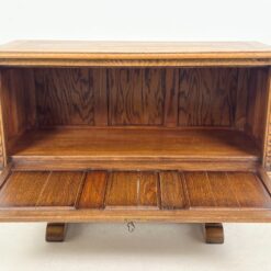 Ąžuolinė drožinėta komoda atveriamomis durimis 45×105,5×69 cm