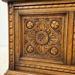 Ąžuolinė drožinėta komoda atveriamomis durimis 45×105,5×69 cm