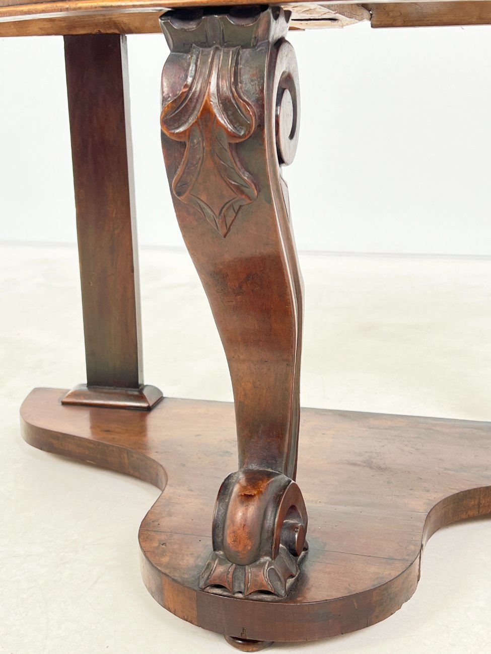 DR0217-stalai-6 Raudonmedžio konsolė 53,5x107x67 cm