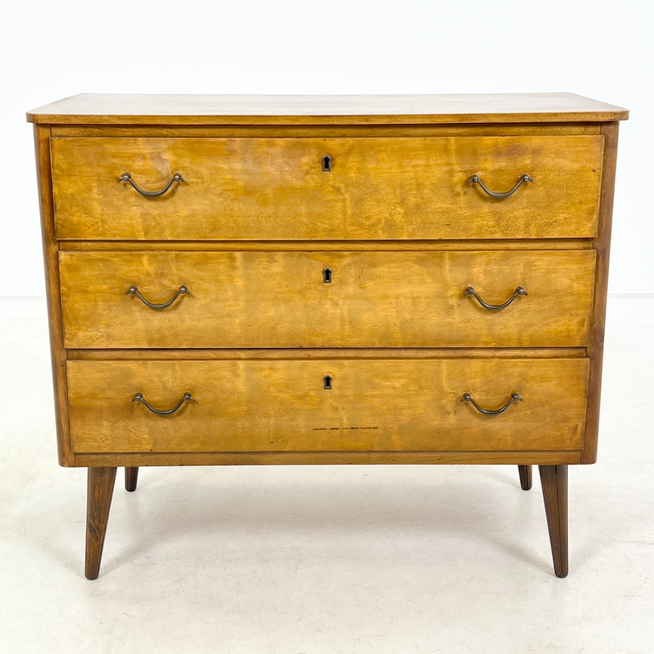 DR0218-komodos-0 Mid Century riešutmedžio trijų stalčių komoda 42x83x71,5 cm