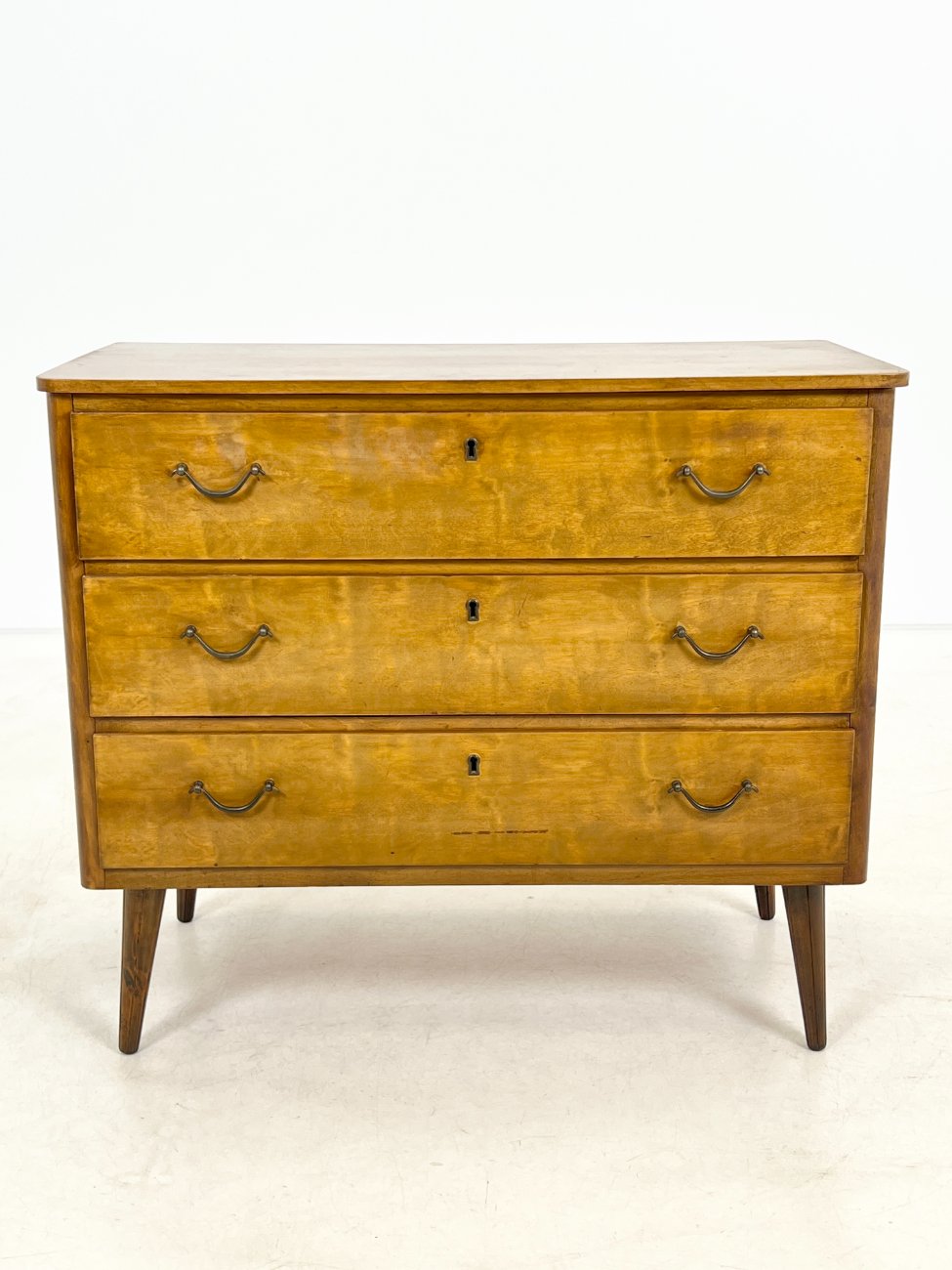 DR0218-komodos-1 Mid Century riešutmedžio trijų stalčių komoda 42x83x71,5 cm