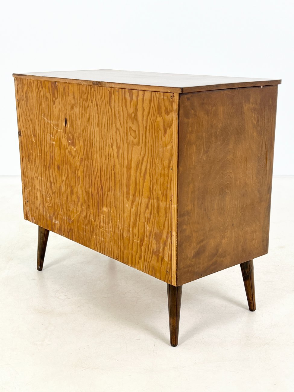 DR0218-komodos-10 Mid Century riešutmedžio trijų stalčių komoda 42x83x71,5 cm