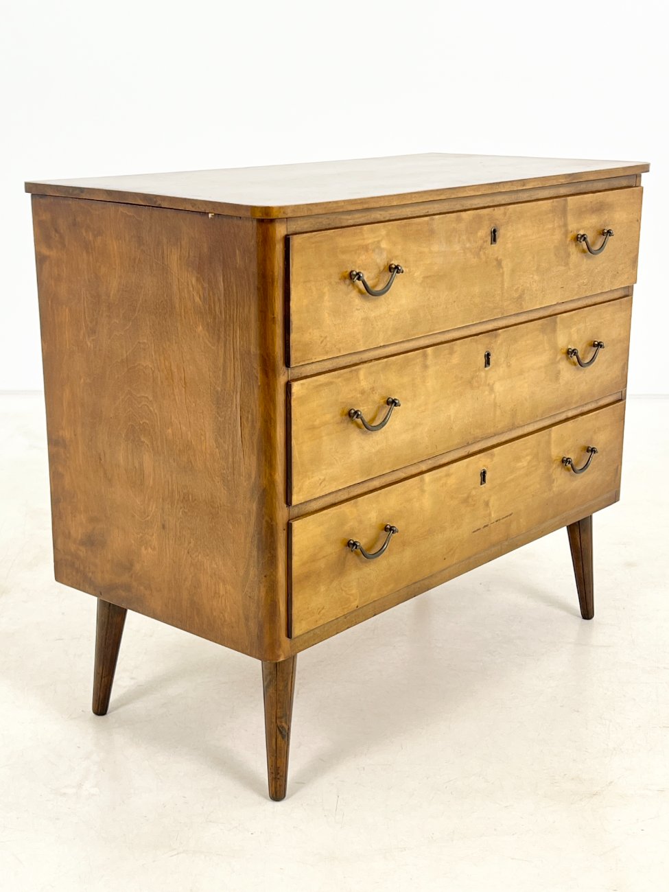 DR0218-komodos-3 Mid Century riešutmedžio trijų stalčių komoda 42x83x71,5 cm