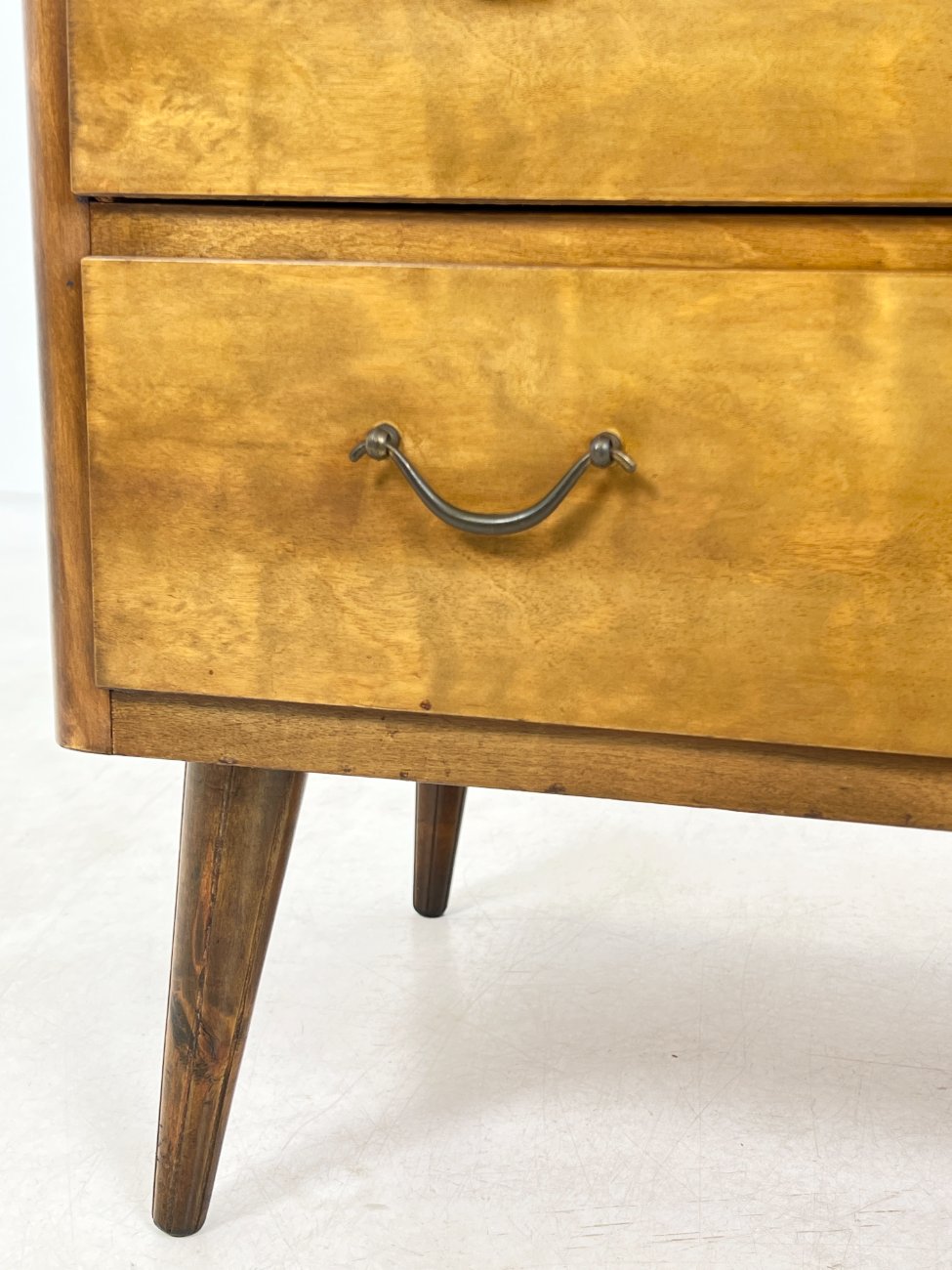 DR0218-komodos-7 Mid Century riešutmedžio trijų stalčių komoda 42x83x71,5 cm