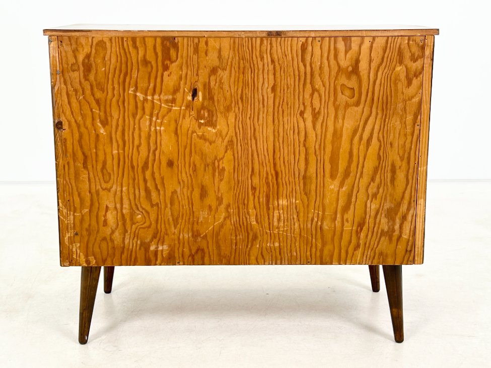 DR0218-komodos-8 Mid Century riešutmedžio trijų stalčių komoda 42x83x71,5 cm