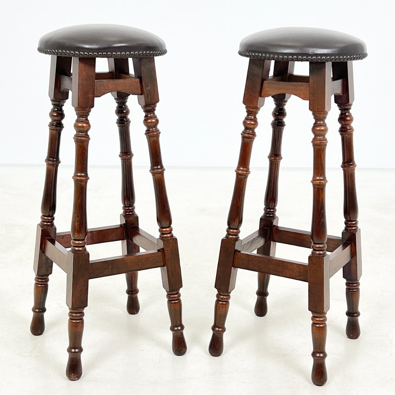 DR0220-kedes-0 Ąžuolinės baro taburetės su eko oda 2 vnt. komplektas 32x31x79 cm