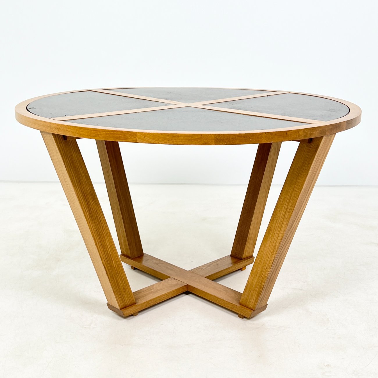 DR0221-stalai-0 Modernus apvalus ąžuolinis valgomojo stalas 131x131x79,5 cm