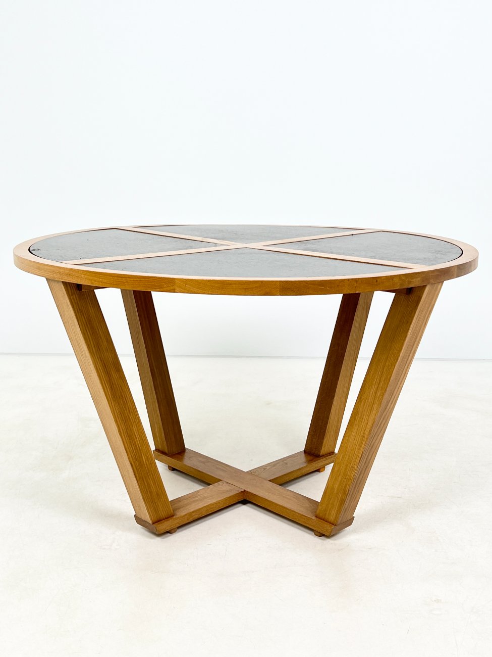 DR0221-stalai-1 Modernus apvalus ąžuolinis valgomojo stalas 131x131x79,5 cm