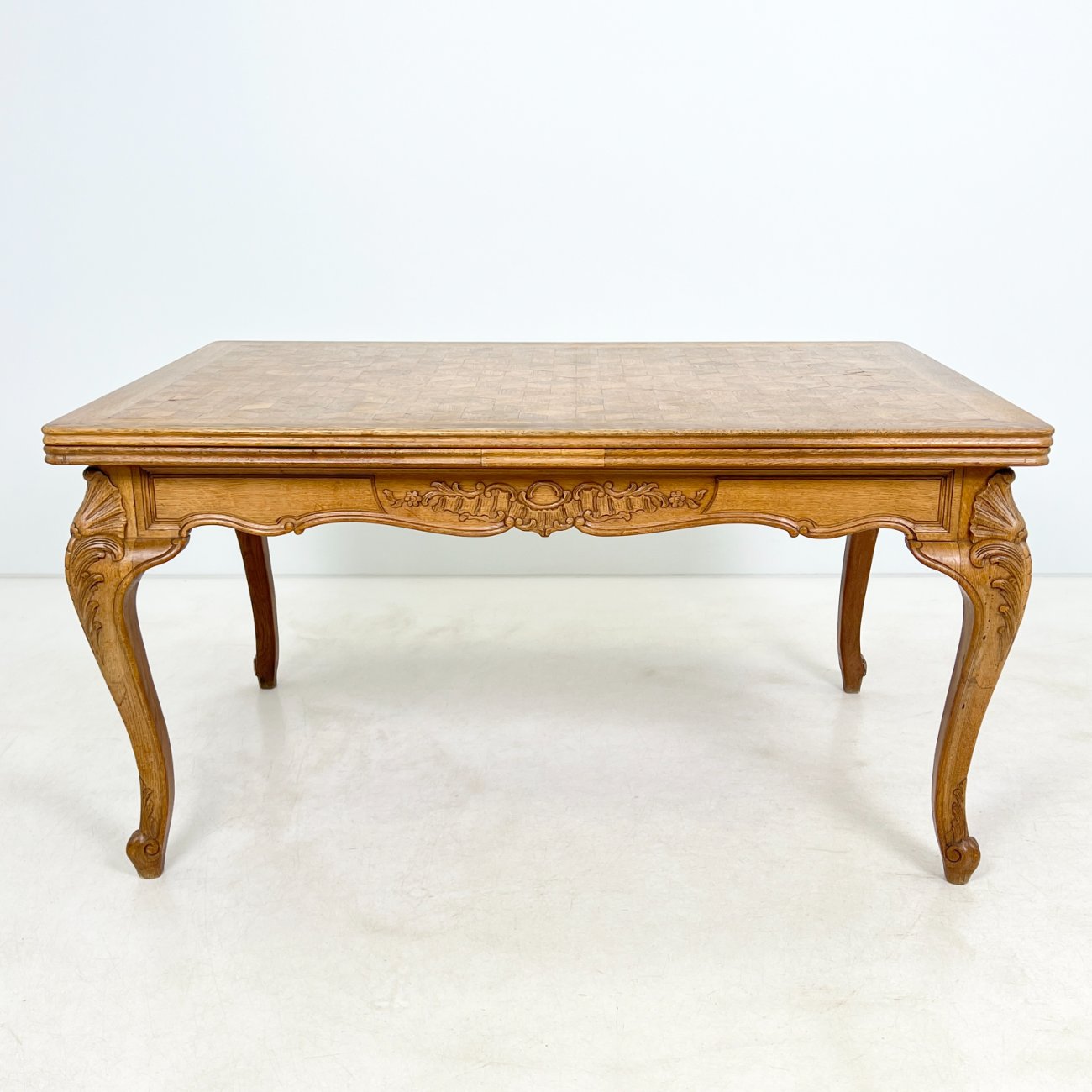 DR0223-stalai-0 Ąžuolinis išskleidžiamas valgomojo stalas 99,5×147,5+(2×65)x77 cm