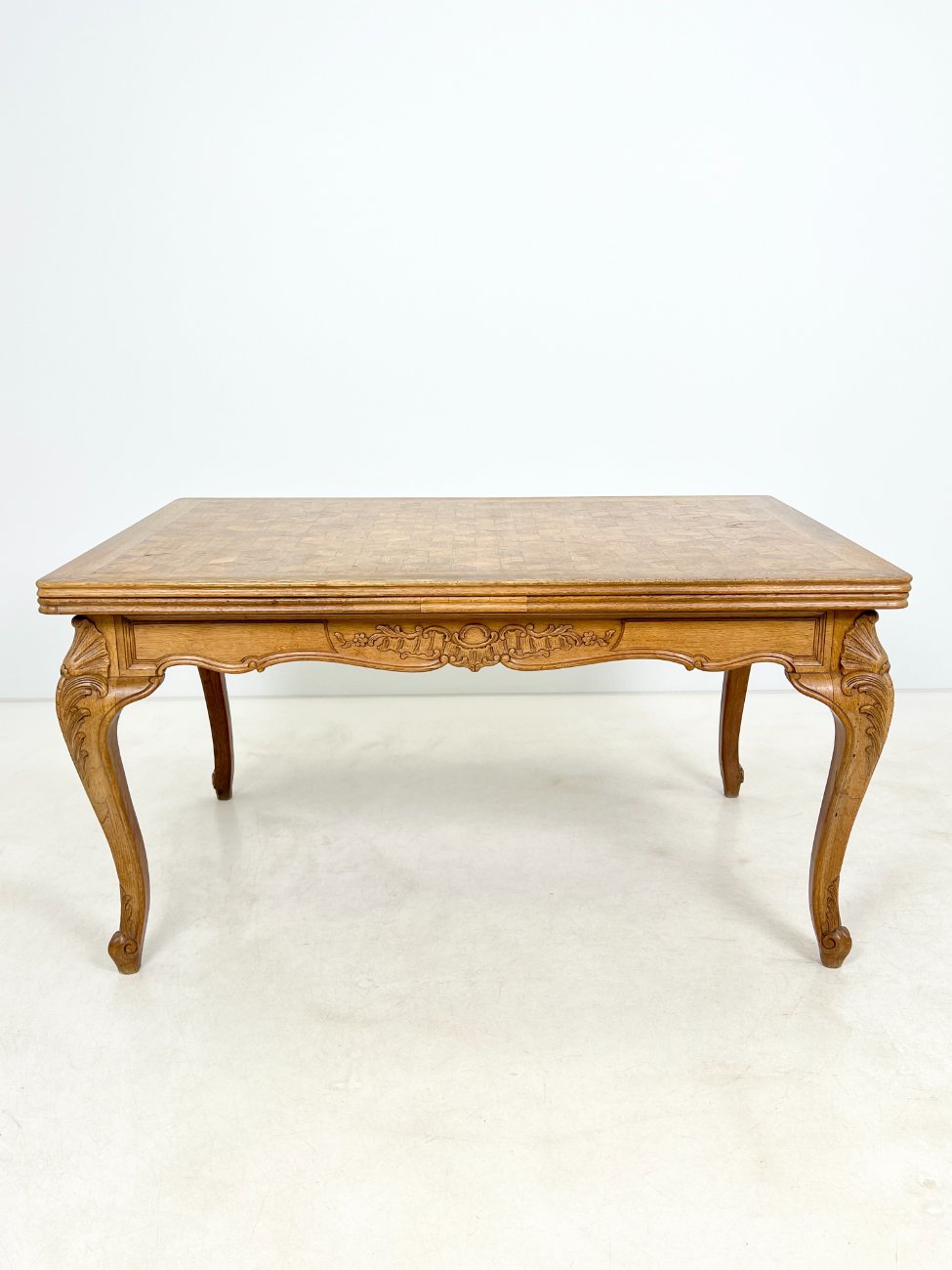 DR0223-stalai-1 Ąžuolinis išskleidžiamas valgomojo stalas 99,5×147,5+(2×65)x77 cm