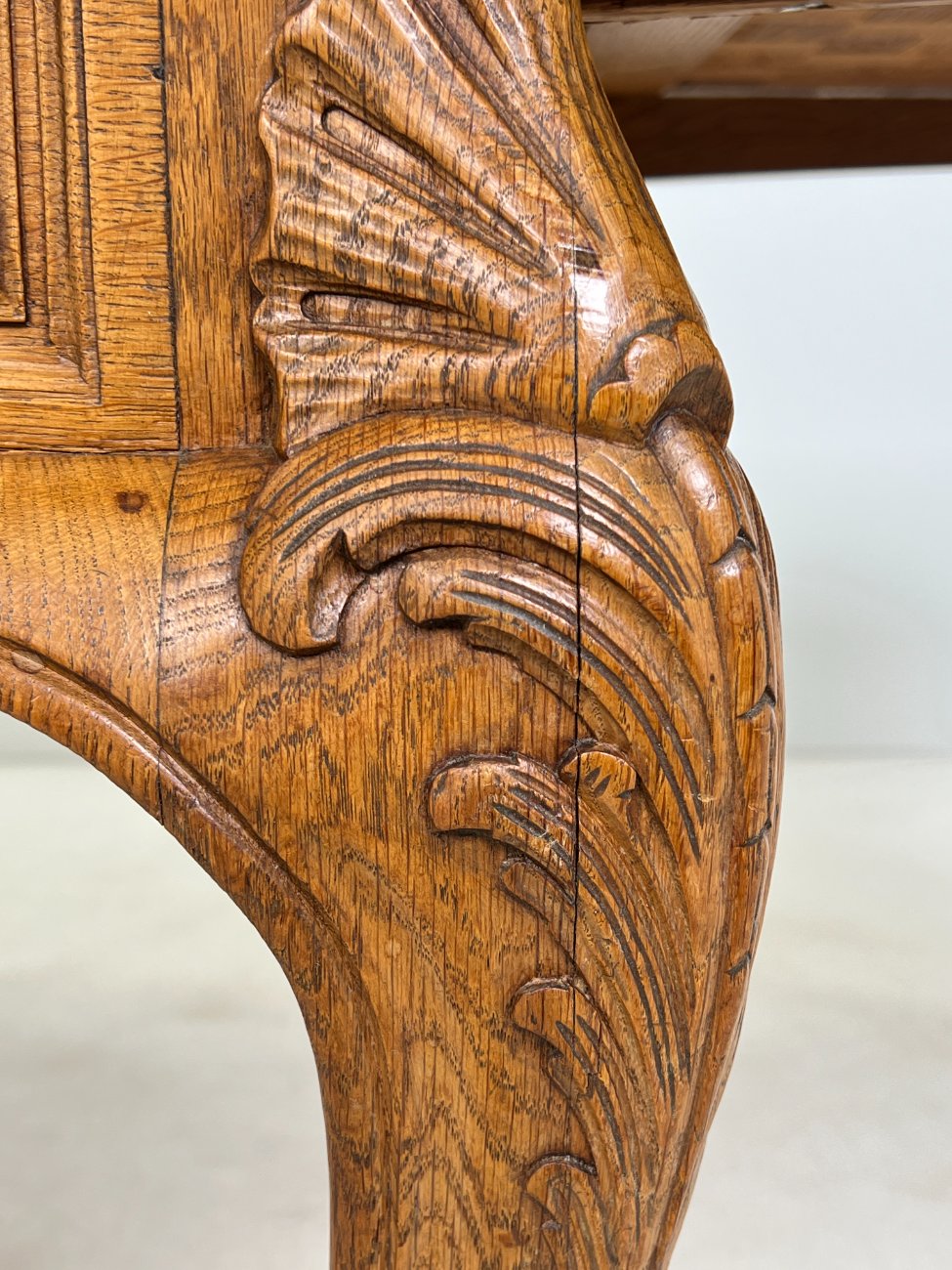 DR0223-stalai-16 Ąžuolinis išskleidžiamas valgomojo stalas 99,5×147,5+(2×65)x77 cm