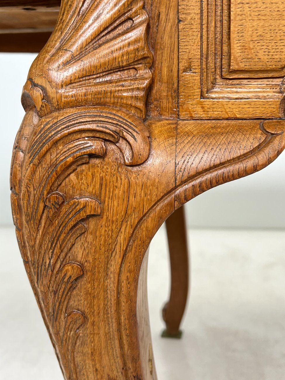 DR0223-stalai-17 Ąžuolinis išskleidžiamas valgomojo stalas 99,5×147,5+(2×65)x77 cm