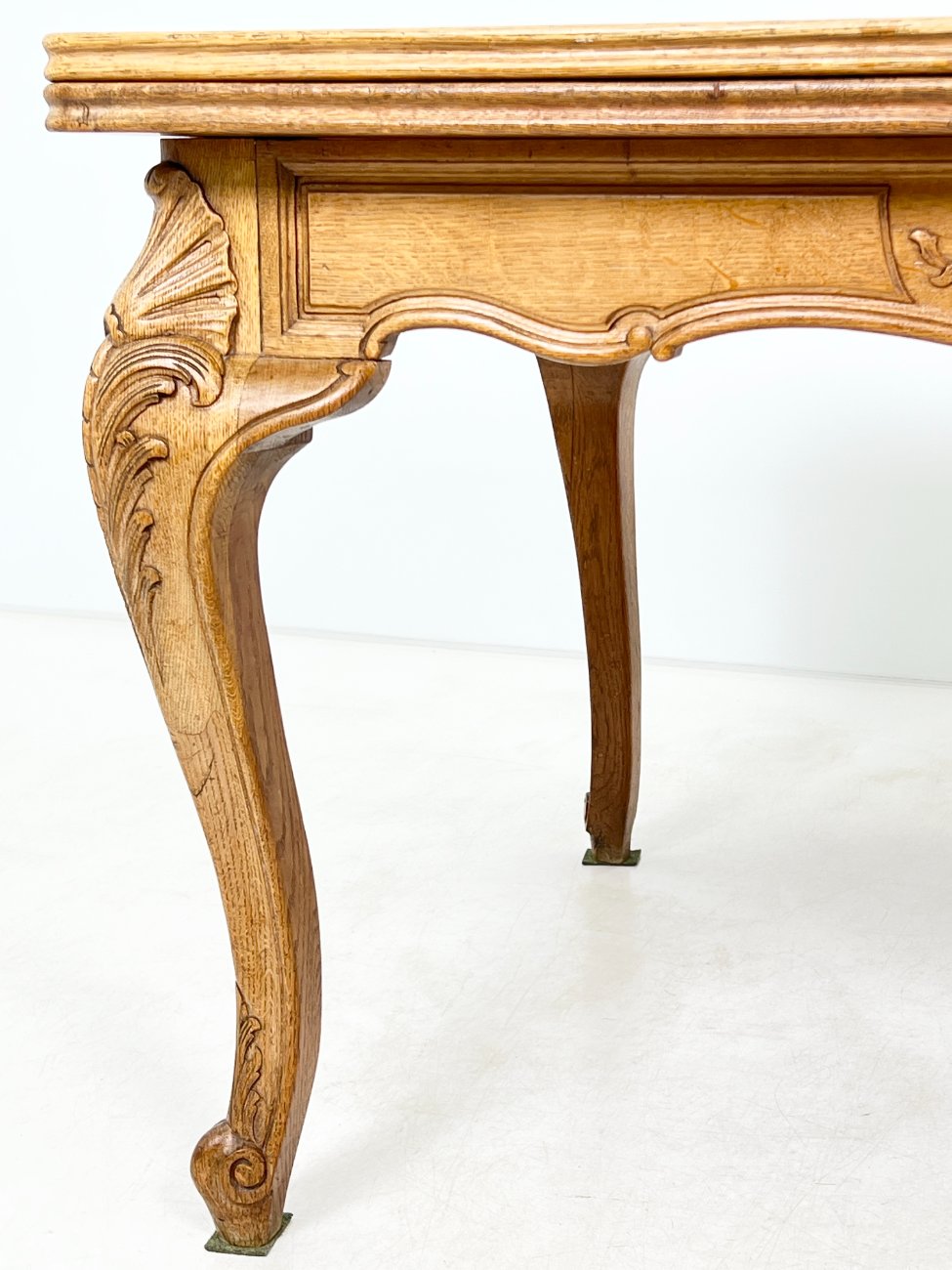 DR0223-stalai-7 Ąžuolinis išskleidžiamas valgomojo stalas 99,5×147,5+(2×65)x77 cm