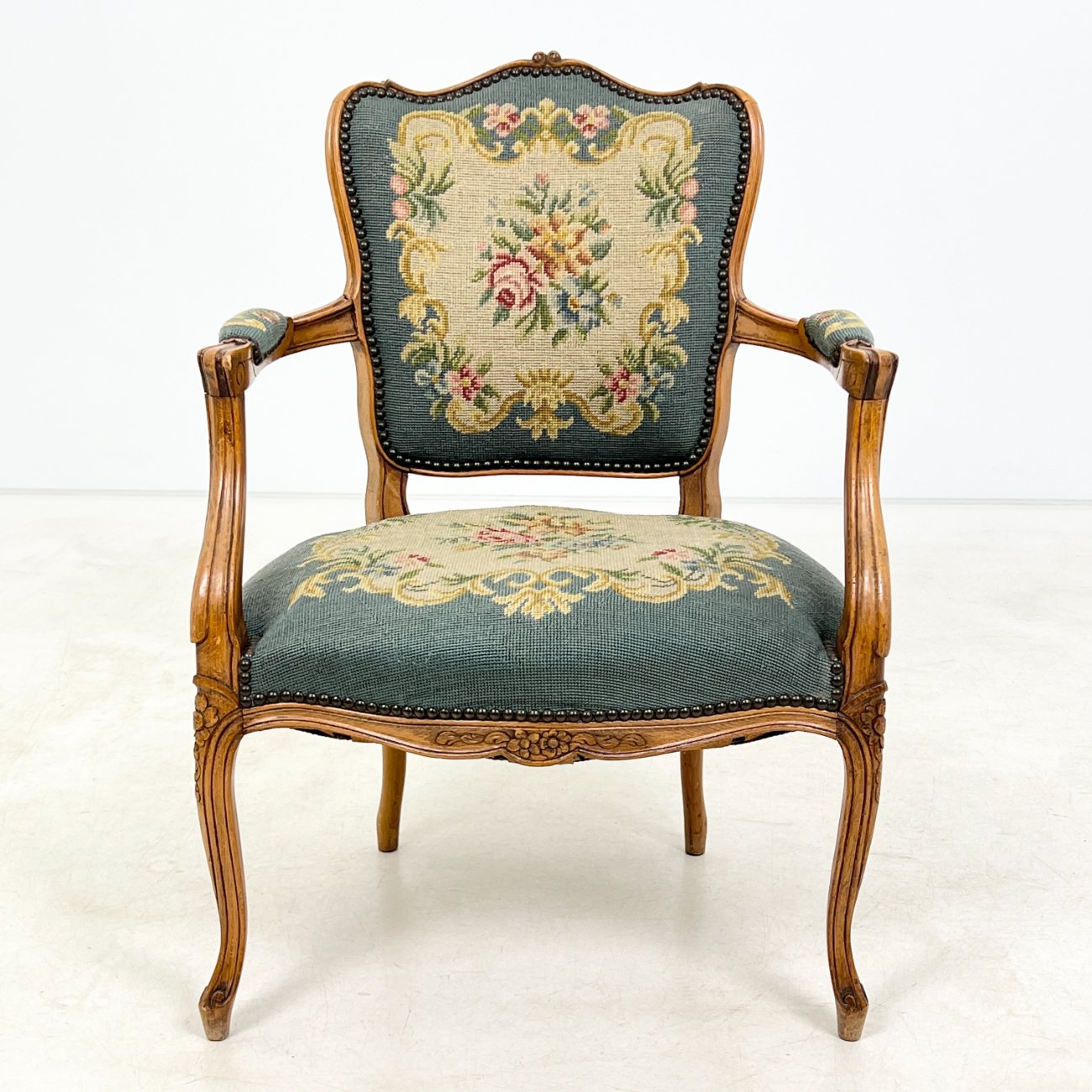 DR0224-valgomojo-kreslai-0 Riešutmedžio krėslas su gėlių raštų gobelenu 64x62x88 cm, 44 cm