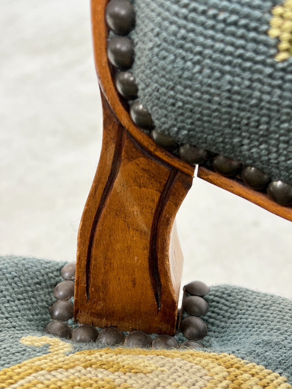 DR0224-valgomojo-kreslai-12 Riešutmedžio krėslas su gėlių raštų gobelenu 64x62x88 cm, 44 cm