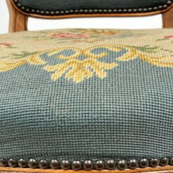 Riešutmedžio krėslas su gėlių raštų gobelenu 64x62x88 cm, 44 cm