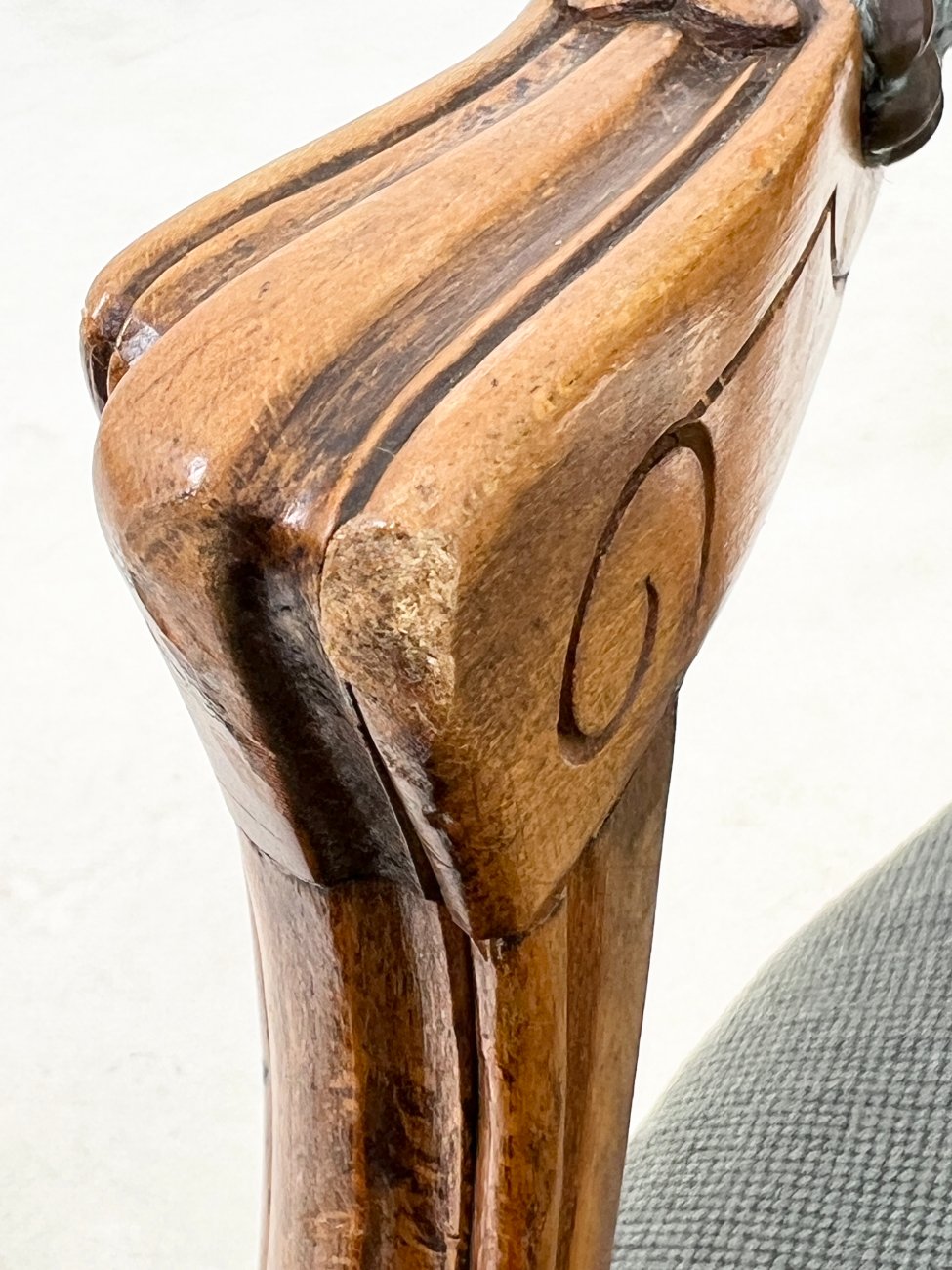 DR0224-valgomojo-kreslai-14 Riešutmedžio krėslas su gėlių raštų gobelenu 64x62x88 cm, 44 cm