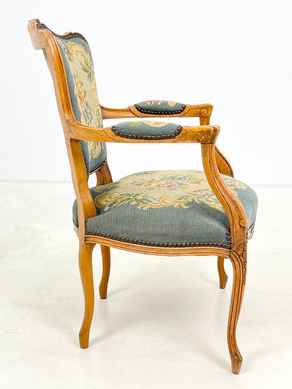 DR0224-valgomojo-kreslai-3 Riešutmedžio krėslas su gėlių raštų gobelenu 64x62x88 cm, 44 cm