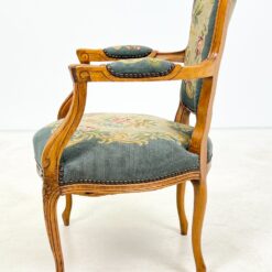 Riešutmedžio krėslas su gėlių raštų gobelenu 64x62x88 cm, 44 cm