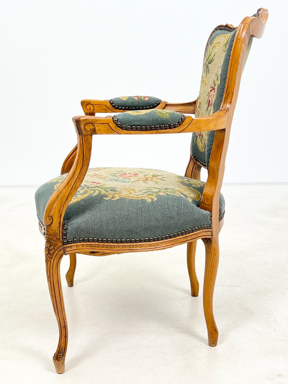 DR0224-valgomojo-kreslai-4 Riešutmedžio krėslas su gėlių raštų gobelenu 64x62x88 cm, 44 cm